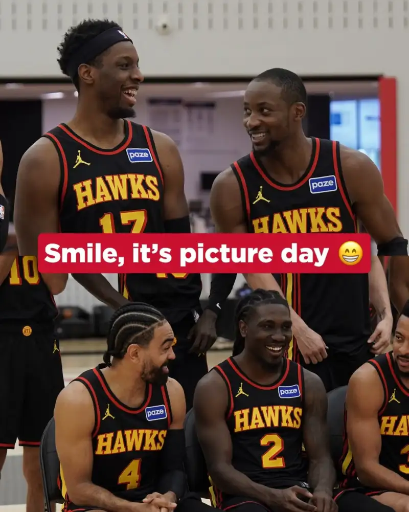 朝气蓬勃的球队！老鹰官方分享全员拍摄全家福的侧拍照