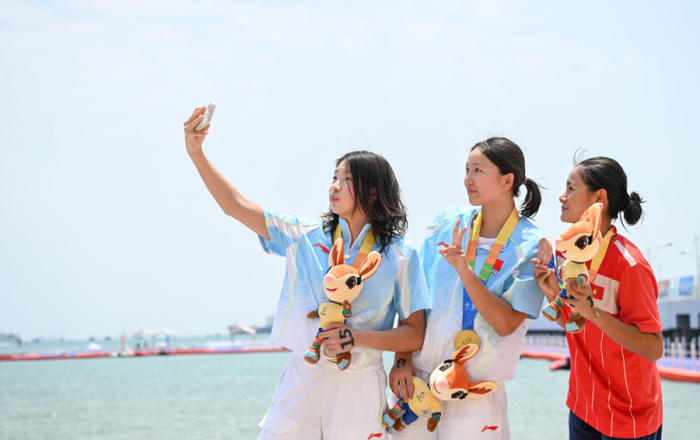 亚沙会 | 全天综合：18岁双姝“穿金戴银” 中国队包揽游跑两项金牌|李馨璇|陈奕静|武美田|宋佳媛|中国女队_新浪体育_新浪新闻
